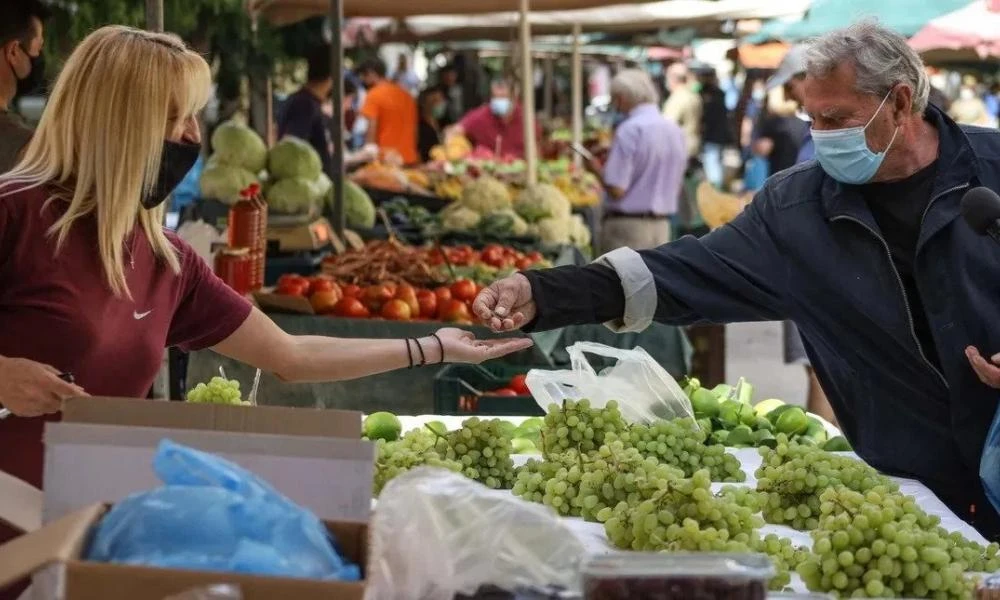 Έρχονται τεράστιες ελλείψεις σε νωπά προϊόντα στις λαϊκές αγορές και στα γαλακτοκομικά λόγω καταστροφής στην Θεσσαλία